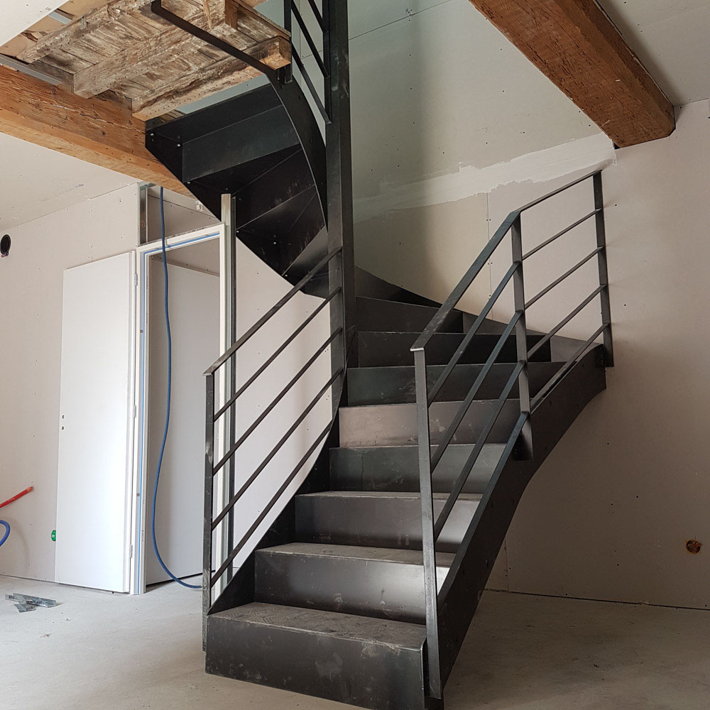 escalier deux quarts tournant limon extérieur marche balancé