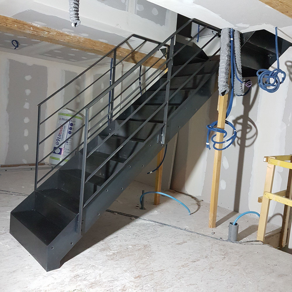 escalier droit à double volée limon extérieur avec contremar