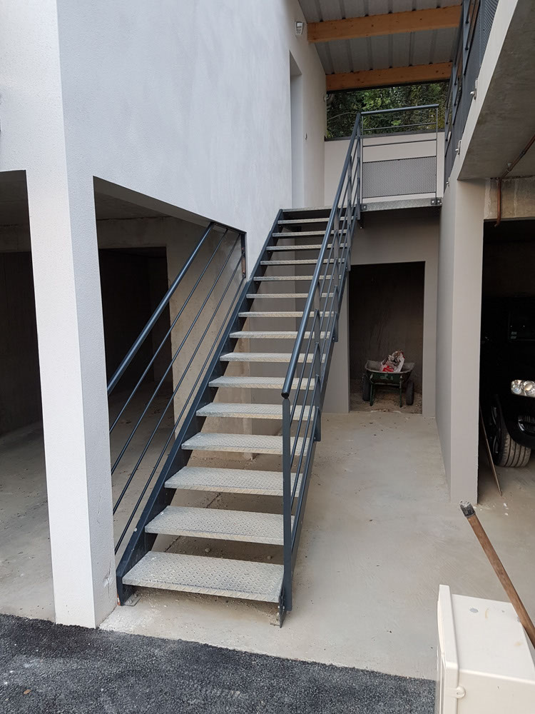 escalier droit avec palier limon extérieur avec marche tôle