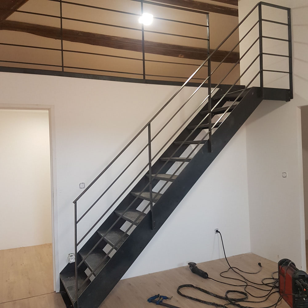 escalier droit avec palier limon extérieur en acier brut