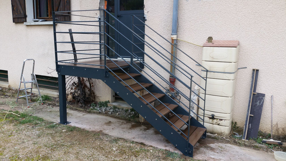 escalier droit avec palier limon extérieur en acier laqué av