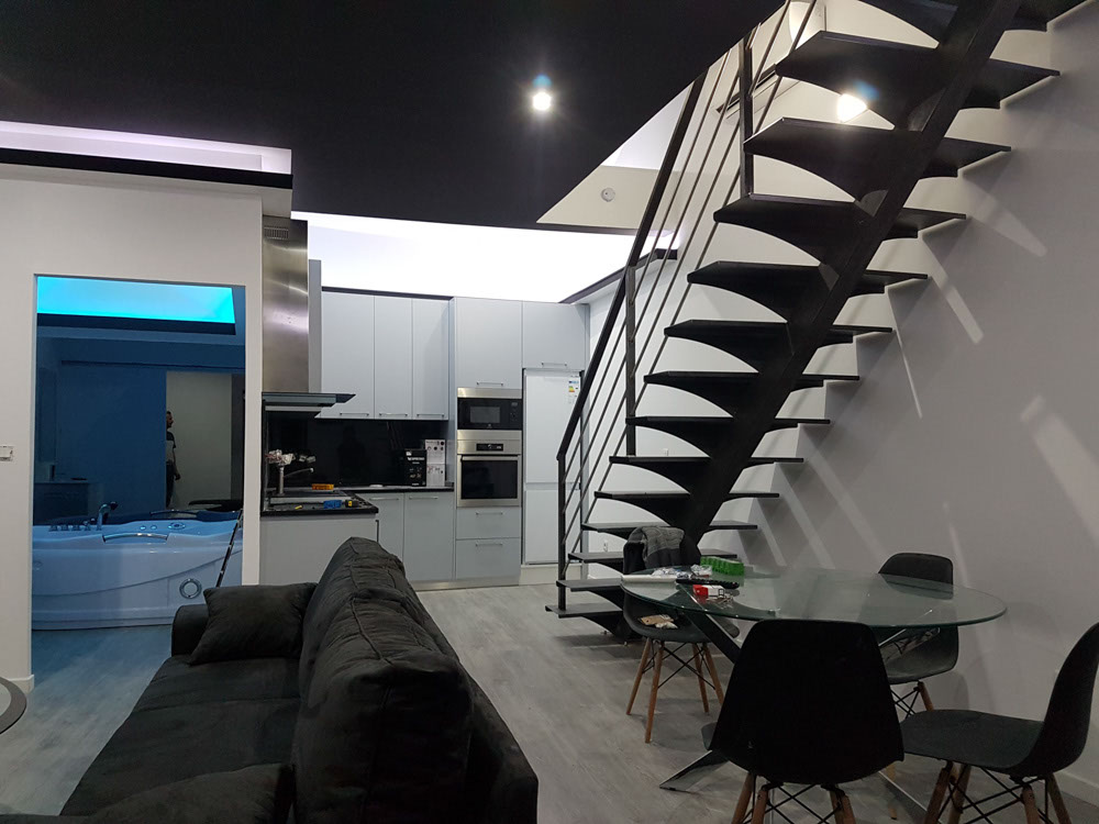 escalier droit limon central acier brut -appartement de nuit