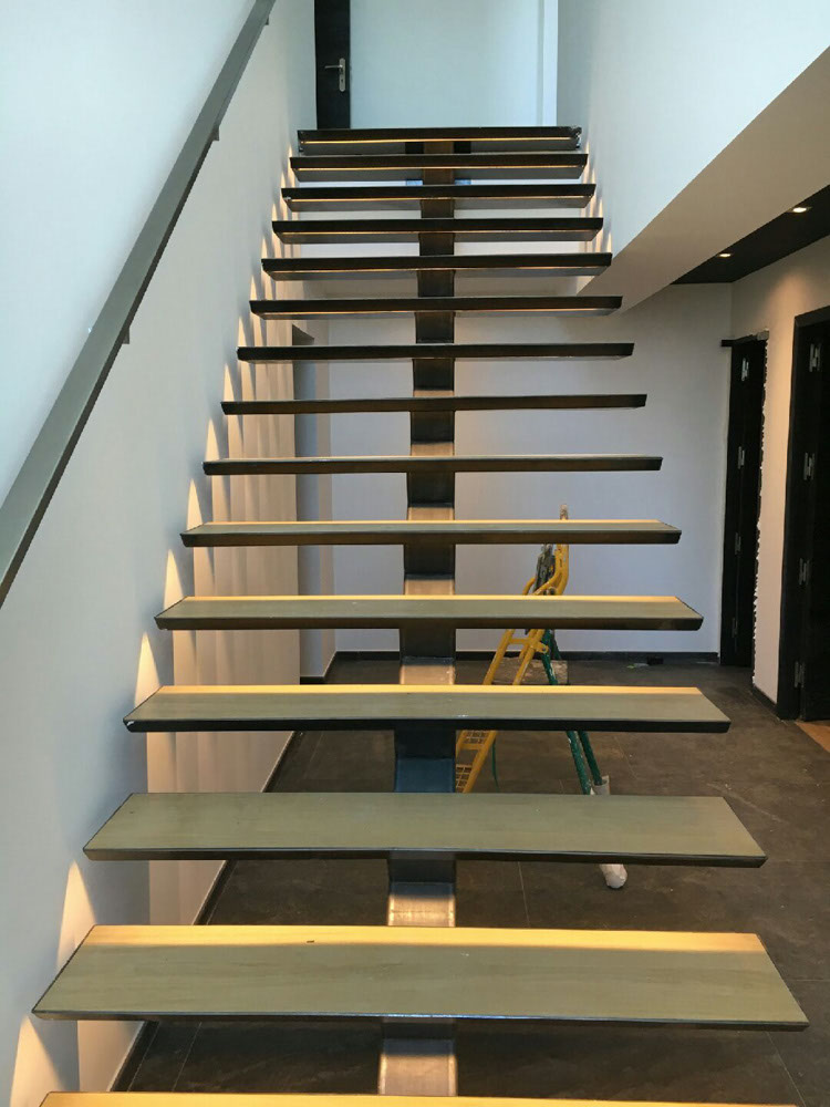 escalier droit limon central acier brut avec marche chêne ma