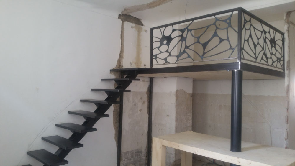 escalier droit limon central acier brut region paca à nice