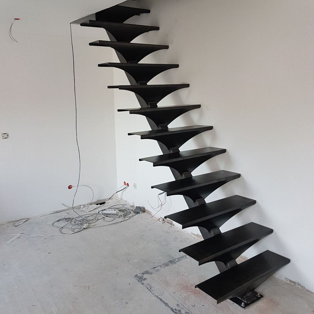 escalier droit limon central acier brut