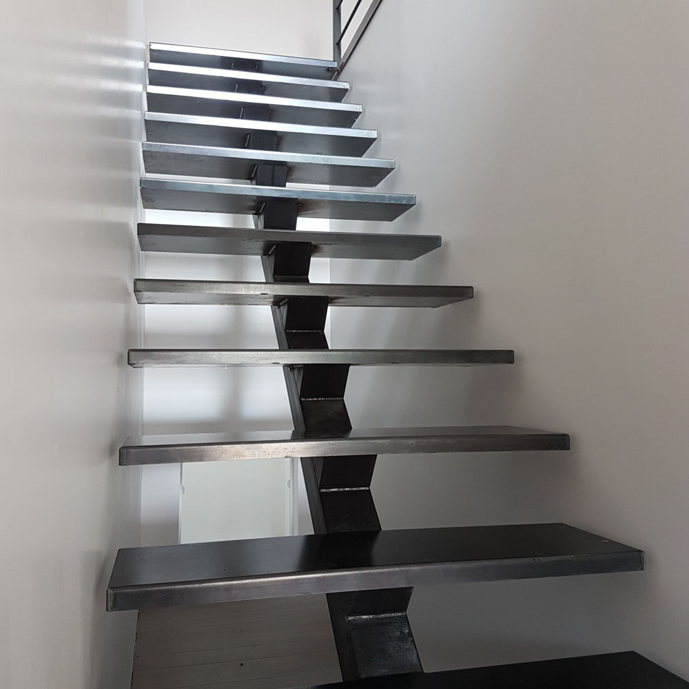 escalier droit limon central avec marche caisson acier brut