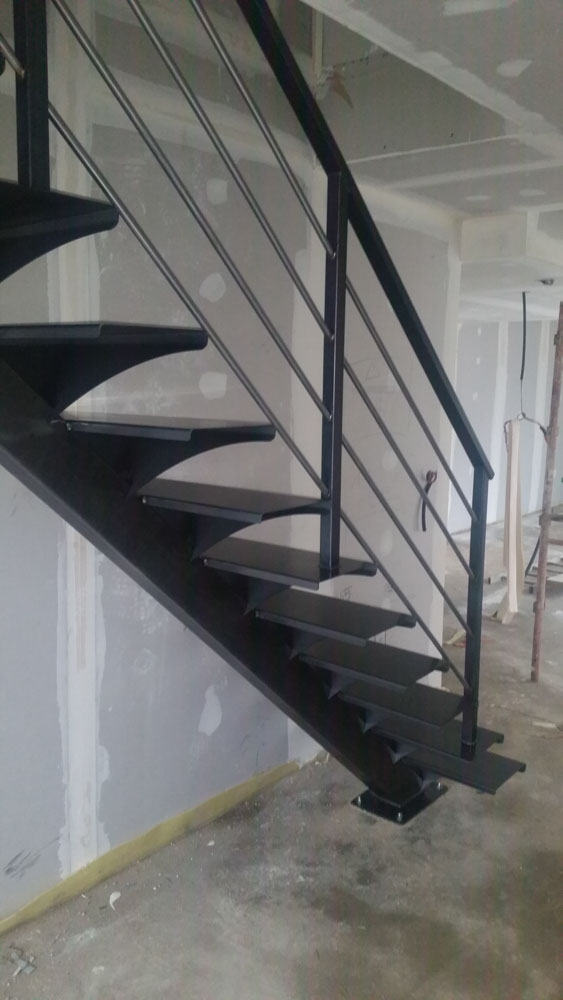 escalier droit limon central en acier brut rhone-alpes