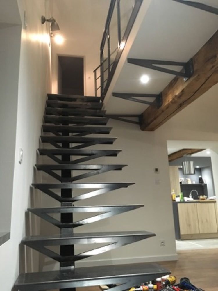 escalier droit limon décentré acier brut