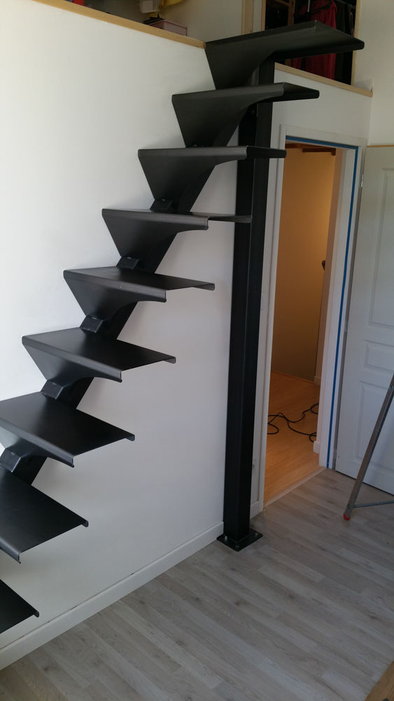 escalier droit limon décentré en acier brut pour petit accès