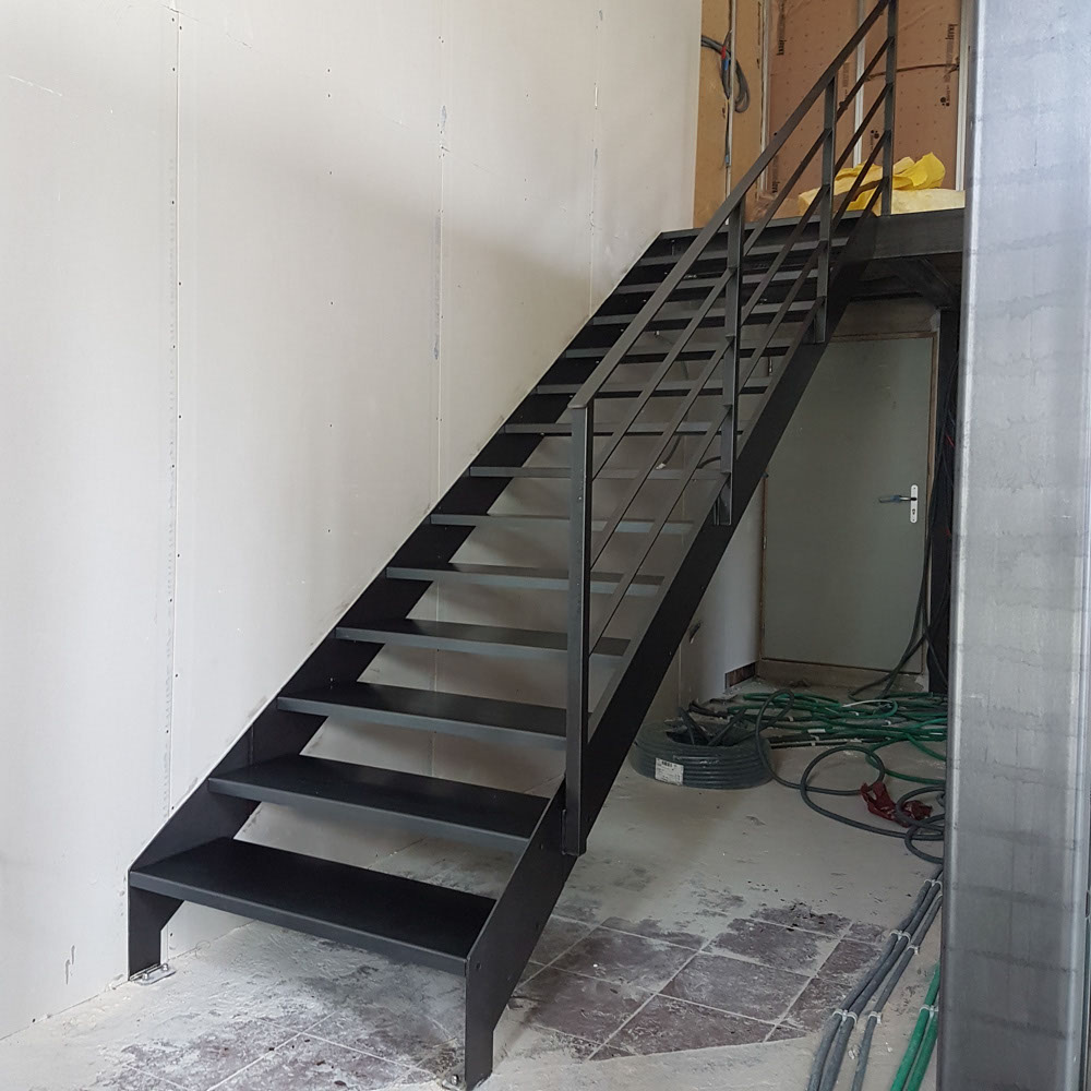 escalier droit limon extérieur acier brut lyon