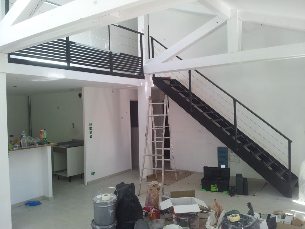 escalier droit limon extérieur acier brut