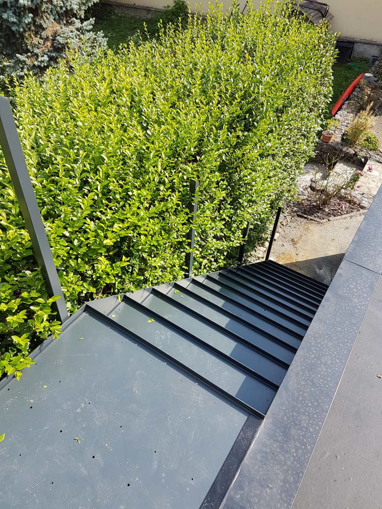 escalier droit limon extérieur acier laqué annecy