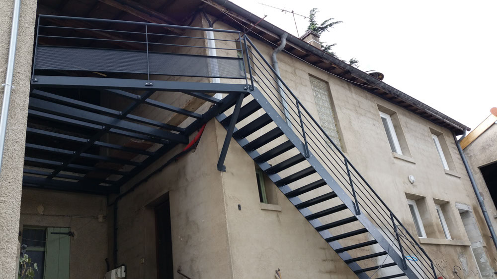 escalier droit limon extérieur acier laqué dans l-ain