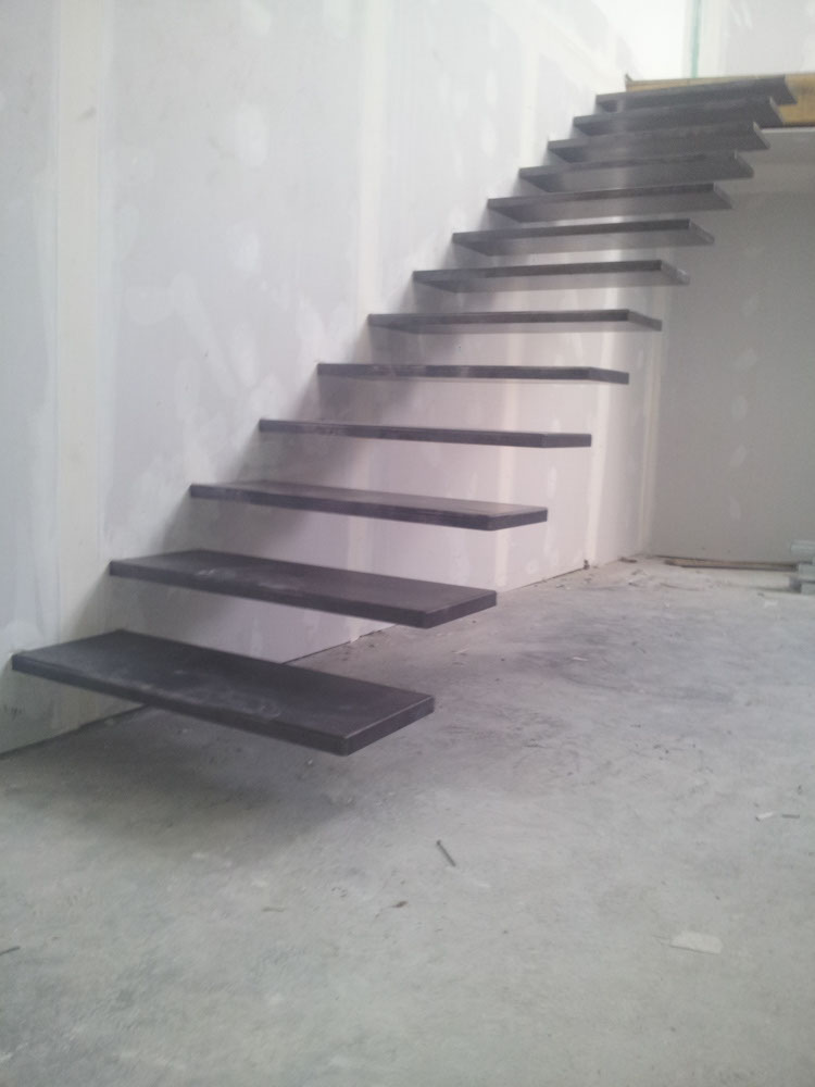 escalier droit suspendu marche volante acier brut