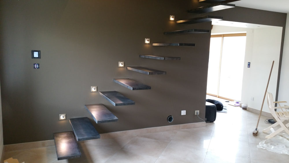 escalier droit suspendu marche volante en acier brut