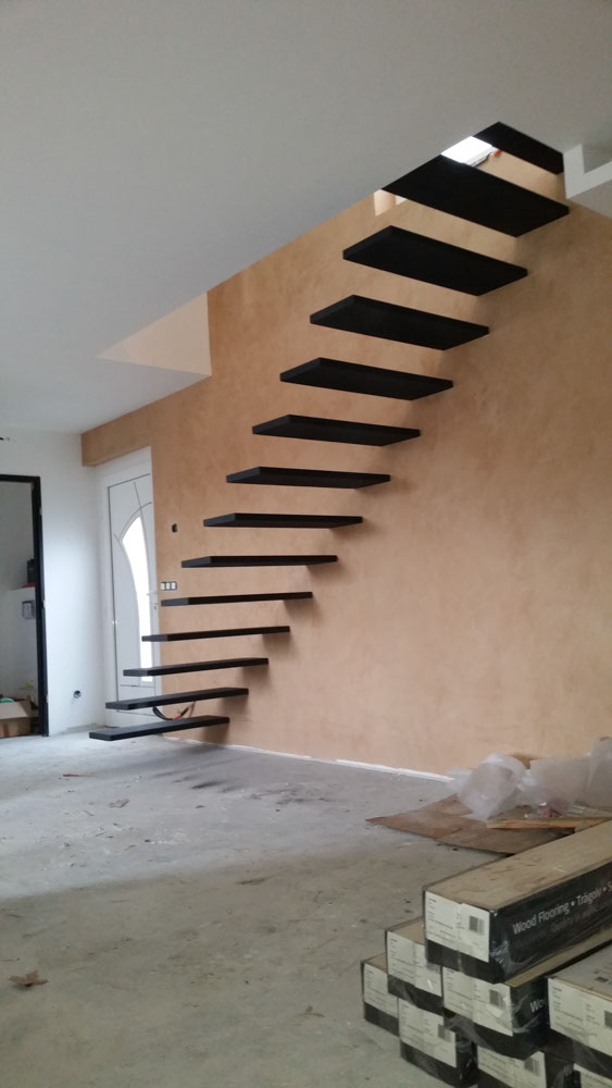 escalier droit suspendu marche volante en acier laqué