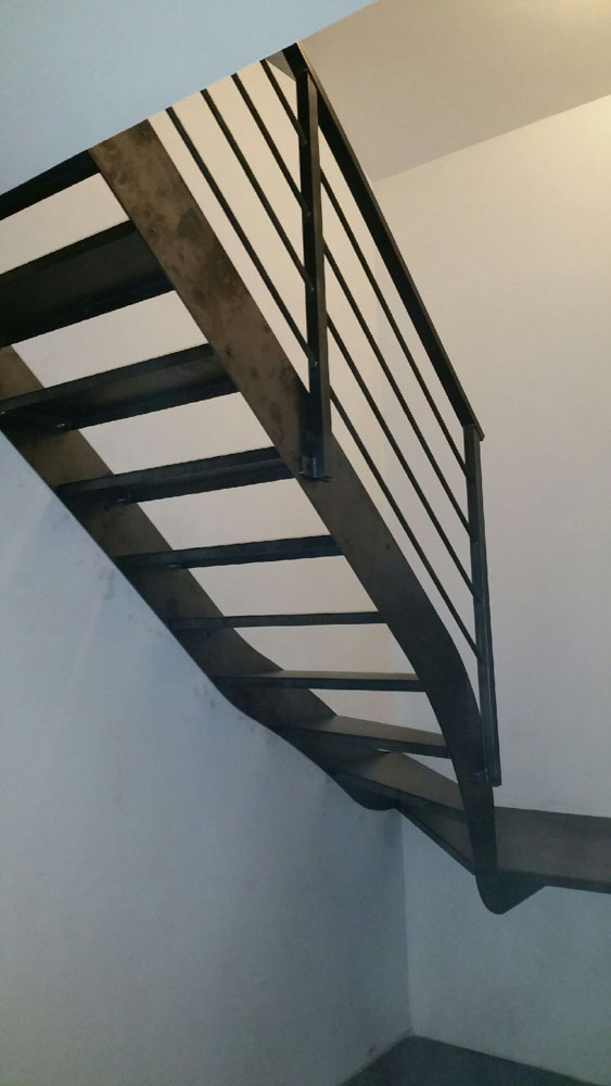 escalier quart tournant avec palier limon extérieur en acier
