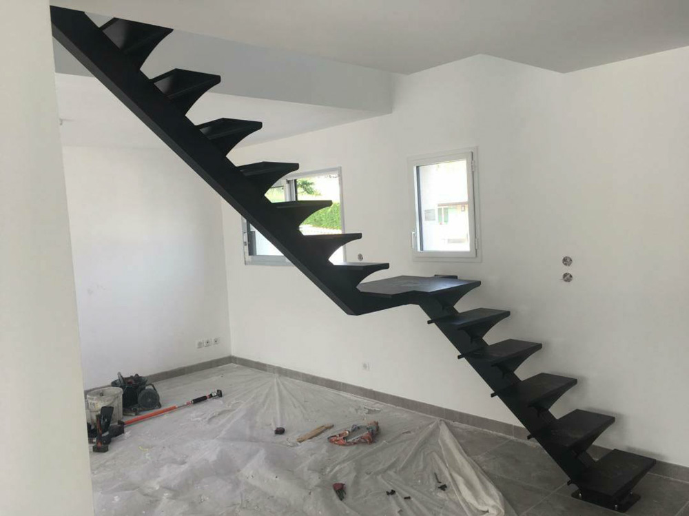 escalier quart tournant limon central avec palier acier brut