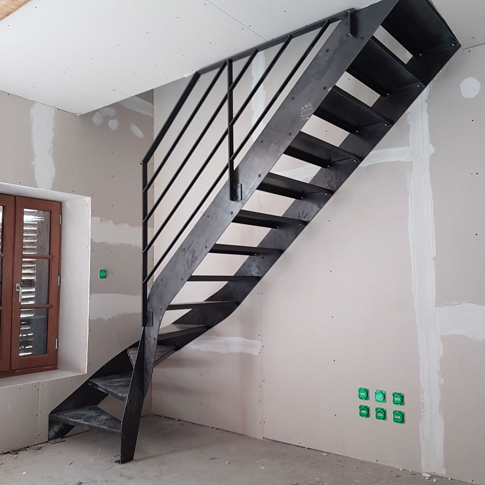 escalier quart tournant limon extérieur marche balancé acier