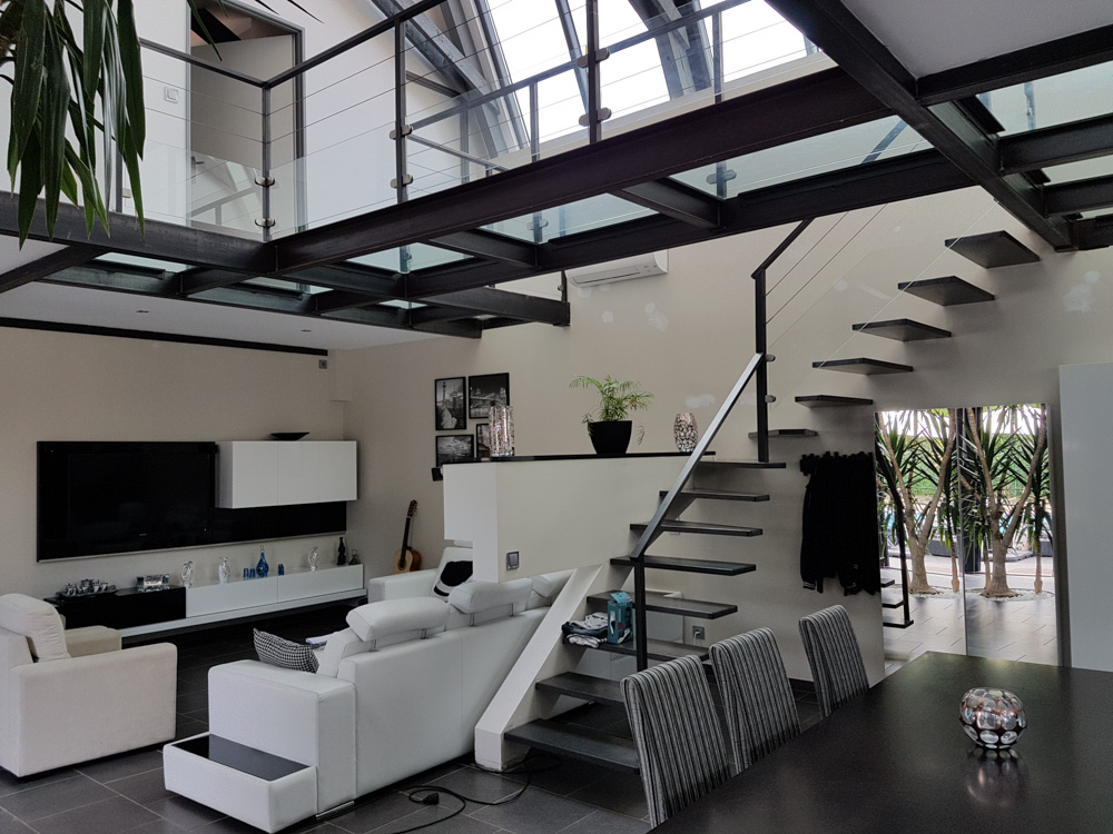 mezzanine acier brut plancher verre loft design contemporain